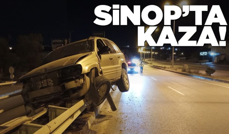 Sinop’ta otomobil bariyerlerde asılı kaldı