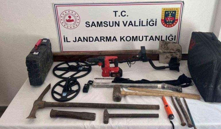 Kaçak defineciler yakayı ele verdi