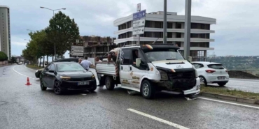 kamyonet-ile-otomobil-carpisti-3-kisi-yaralandi