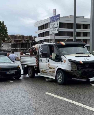 kamyonet-ile-otomobil-carpisti-3-kisi-yaralandi