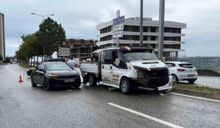 Kamyonet ile otomobil çarpıştı: 3 kişi yaralandı