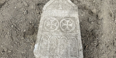 kanal-calismasinda-tarihi-mezar-tasi-bulundu