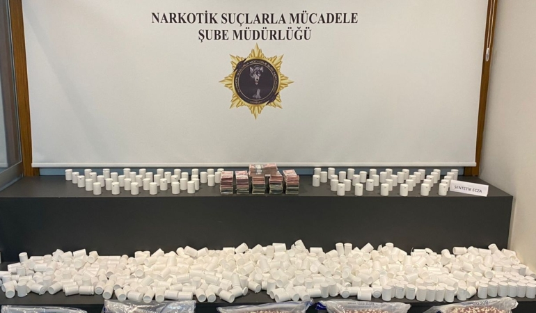 Karpuz yüklü kamyonetten yüz binlerce narkotik hap çıktı