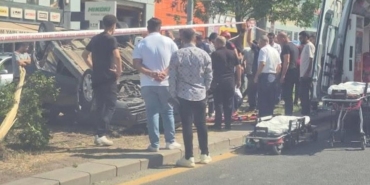 kontrolden-cikan-otomobil-refuje-devrildi