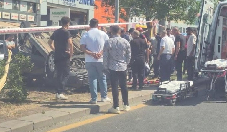 kontrolden-cikan-otomobil-refuje-devrildi