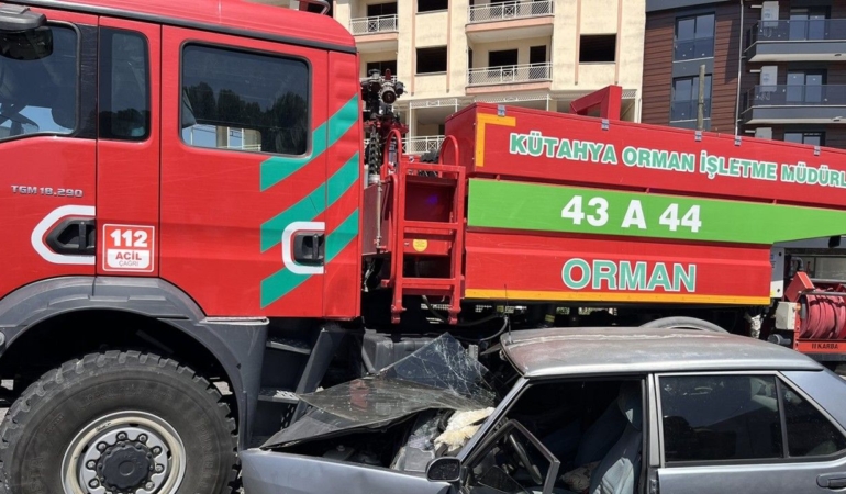 Orman arazözü ile otomobil kavşakta çarpıştı