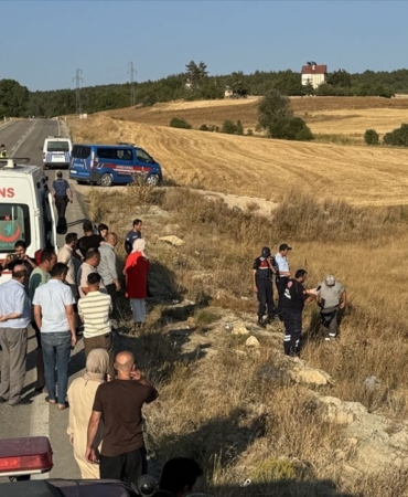 otomobil-tarlaya-devrildi-10-yarali