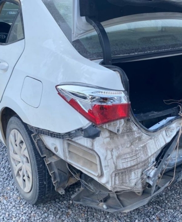 otomobiller-carpisti-2-kisi-yaralandi