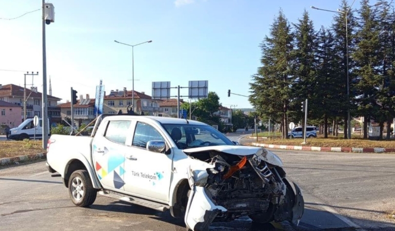 Pikapla otomobilin çarpıştığı kazada 4 kişi yaralandı