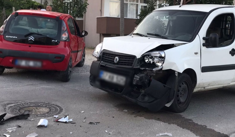 Sinop kent merkezinde iki otomobil çarpıştı