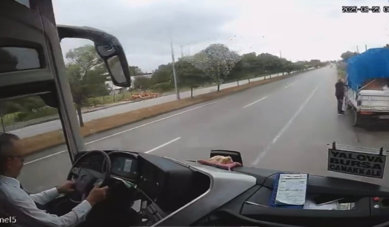 samsunda-2-kisinin-oldugu-otobus-kazasinin-goruntuleri-yayimlandi