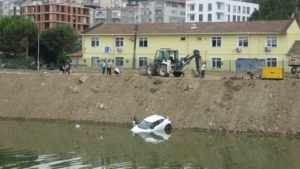 samsunda-arac-irmaga-dustu