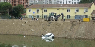 samsunda-arac-irmaga-dustu