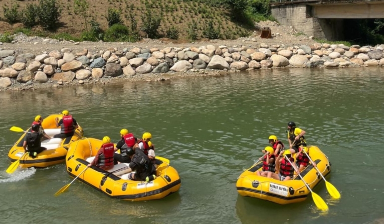 Şehit aileleri ve gaziler rafting heyecanı yaşadı