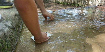 sicakta-cep-telefonlarini-boyle-soguttular