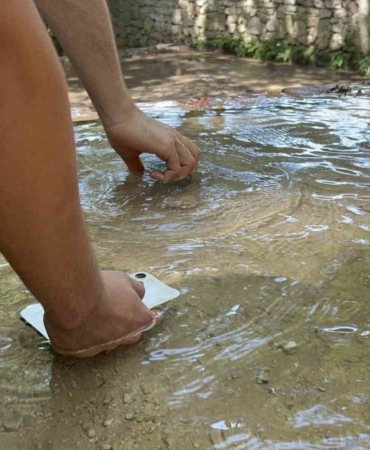 sicakta-cep-telefonlarini-boyle-soguttular