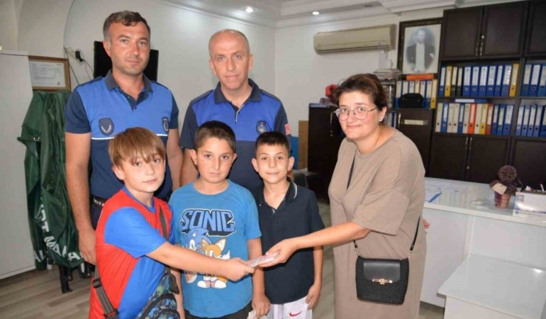 Sinoplu 3 çocuktan ahlak dersi: Parayı sahibine ulaştırdılar
