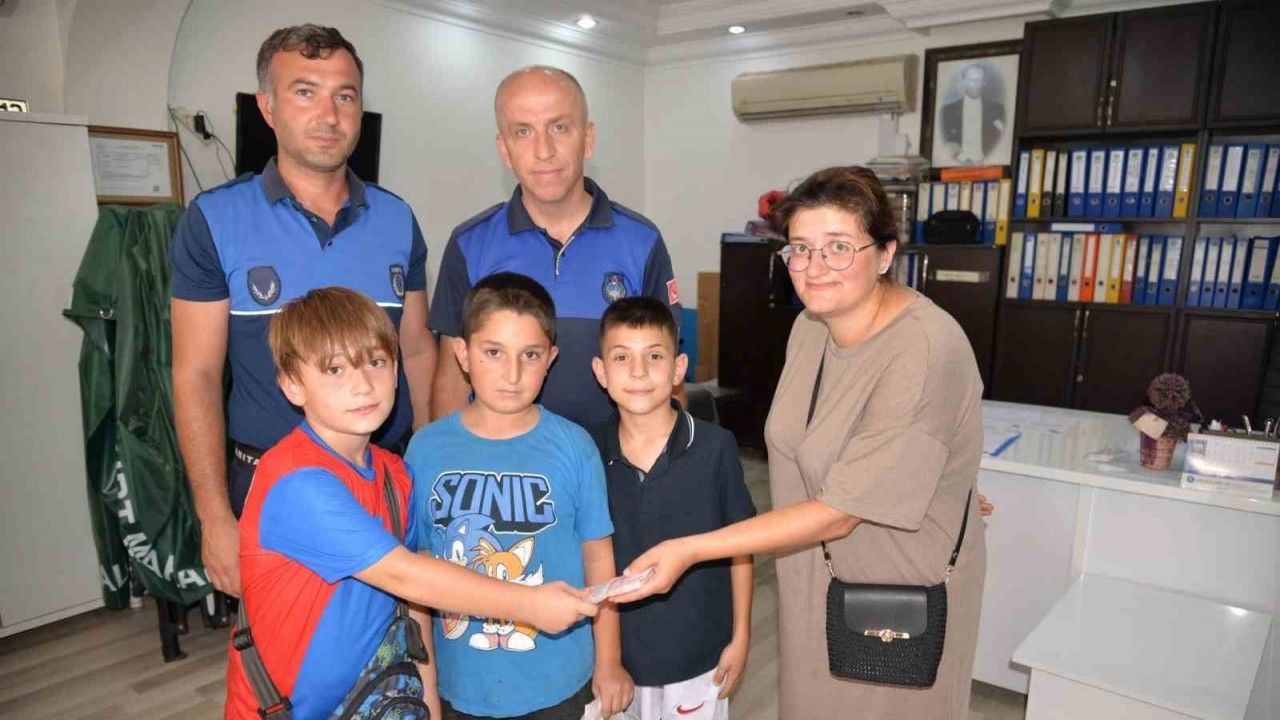 sinoplu-3-cocuk-bulduklari-parayi-zabitaya-teslim-etti