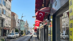 sinopta-esnafa-turk-bayragi-hediyesi
