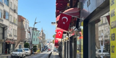 sinopta-esnafa-turk-bayragi-hediyesi