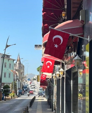 sinopta-esnafa-turk-bayragi-hediyesi