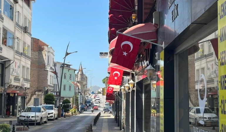 sinopta-esnafa-turk-bayragi-hediyesi