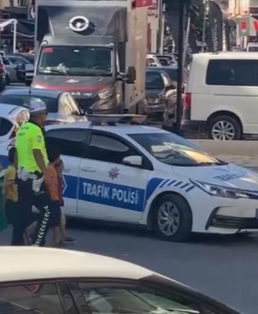 trafik-polisinden-yurek-isitan-davranis