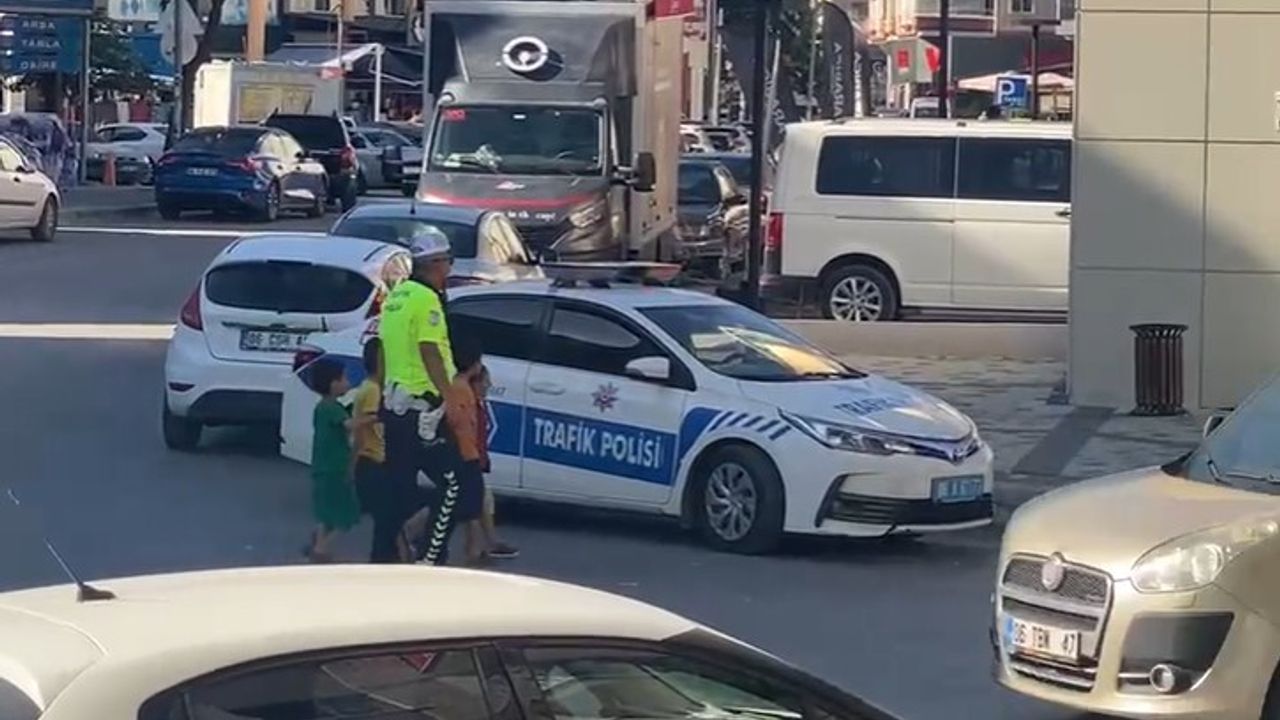 trafik-polisinden-yurek-isitan-davranis