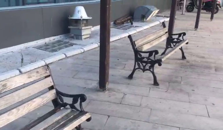 Hastane bahçesindeki kırık banklar tepki çekti