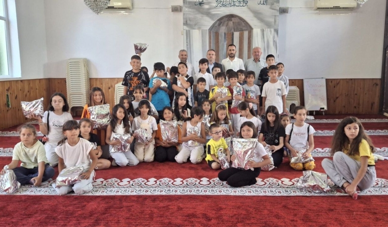 Yeşil Cami’de Yaz Kur’an Kursu kapanışında çocuklara hediyeler verildi