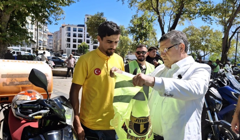 Sinop’ta motosiklet sürücülerine reflektörlü yelek dağıtıldı