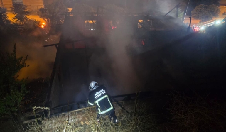 Yanan ev kullanılamaz hale geldi