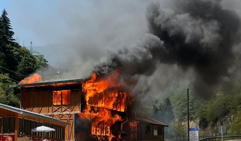 Yangın çıkan restoran kullanılamaz hale geldi