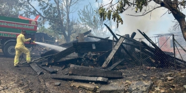 yanginda-ev-ve-ahir-kullanilamaz-hale-geldi