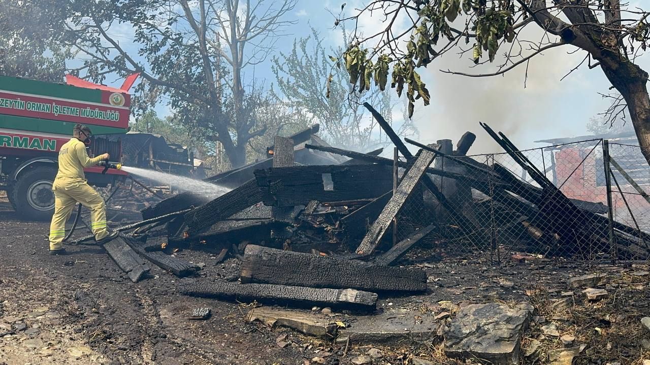 yanginda-ev-ve-ahir-kullanilamaz-hale-geldi
