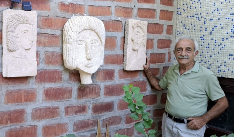 Yaptığı insan figürleriyle evinin bahçesinde müze oluşturdu