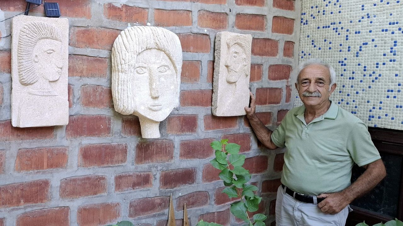 yaptigi-insan-figurleriyle-evinin-bahcesinde-muze-olusturdu