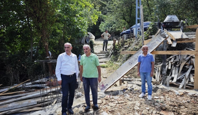 Yardıma muhtaç aileye yeni ev yapılıyor