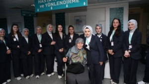 yasli-hasta-gordugu-ilgiden-moral-buldu
