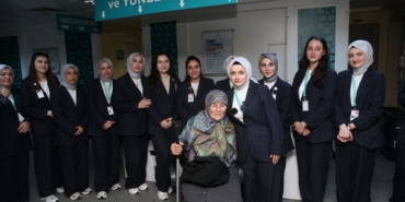 yasli-hasta-gordugu-ilgiden-moral-buldu