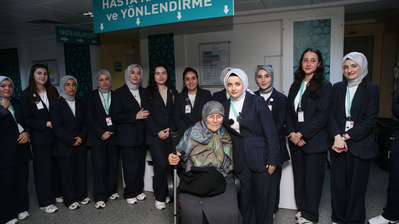 yasli-hasta-gordugu-ilgiden-moral-buldu
