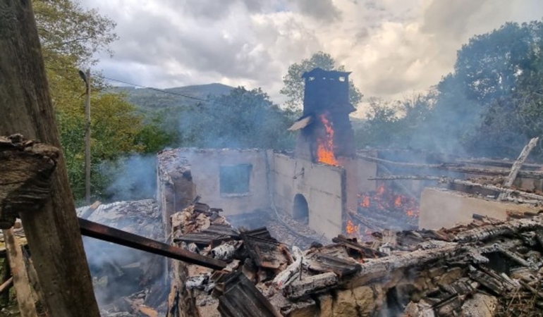 Sinop’ta bir köy evi yanarak kullanılamaz hale geldi
