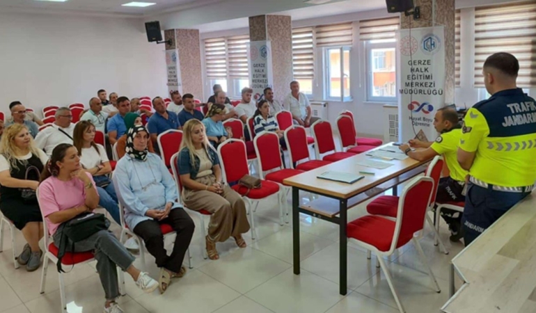 Okul servisi personeline trafik eğitimi verildi