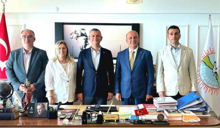 Özgür Özel Sinop Belediyesi’ni ziyaret etti