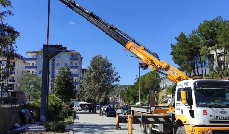 Yıkılan üst geçidin yerine yenisi monte ediliyor