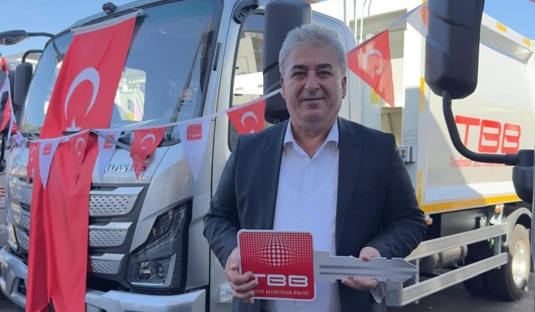 İlçe belediyesine yeni çöp kamyonı hibe edildi