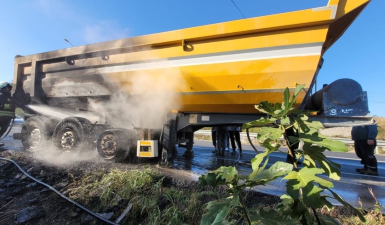 Tırın lastikleri seyir halindeyken alev aldı