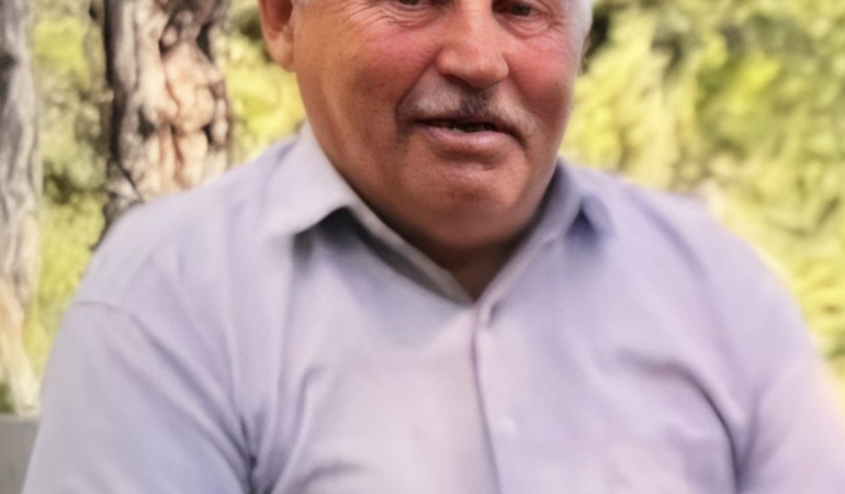 Evinin merdivenlerinden düşerek yaşamını yitirdi