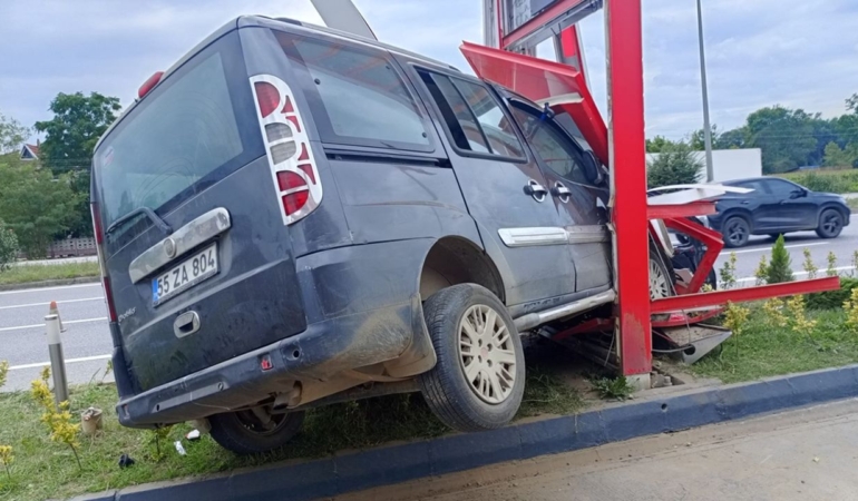 Akaryakıt istasyonunda kaza: 3 yaralı