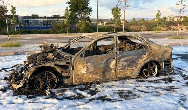 aracini-gumrukten-geciremeyince-yakti